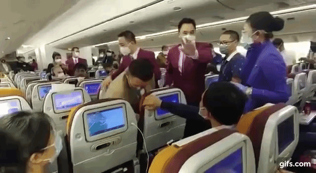 Nóng lòng muốn xuống khỏi máy bay, nữ hành khách Trung Quốc &quot;chơi chiêu&quot; ho thẳng vào tiếp viên gây ra cảnh tượng hỗn loạn - Ảnh 4.