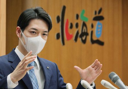Chân dung thống đốc trẻ nhất Nhật Bản đang khiến chị em phát cuồng &quot;quên&quot; cả chống dịch: Ngoại hình &quot;cực phẩm&quot;, tài giỏi hơn người, đi lên từ 2 bàn tay trắng - Ảnh 2.