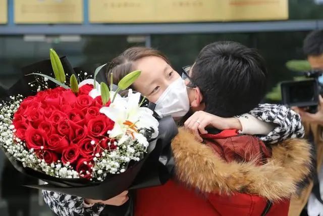 Chuyện cổ t&iacute;ch trong t&acirc;m dịch Covid-19: Y t&aacute; h&ocirc;n bạn trai qua k&iacute;nh c&aacute;ch ly được cầu h&ocirc;n ngay sau khi rời việc - Ảnh 2.