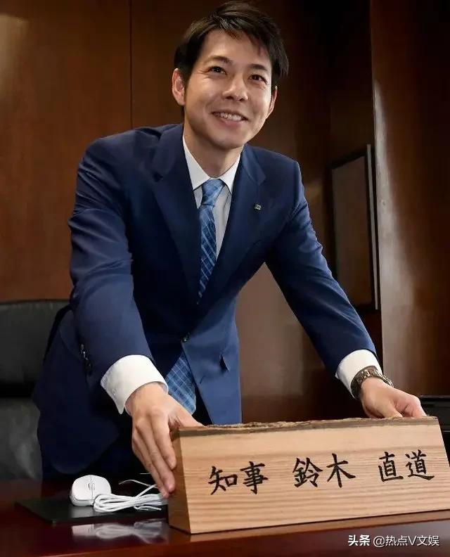 Chân dung thống đốc trẻ nhất Nhật Bản đang khiến chị em phát cuồng &quot;quên&quot; cả chống dịch: Ngoại hình &quot;cực phẩm&quot;, tài giỏi hơn người, đi lên từ 2 bàn tay trắng - Ảnh 7.