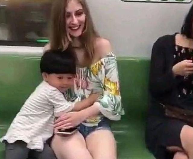 Cậu bé vô tư ôm ngực cô gái trẻ, người mẹ buông một câu khiến tất cả hành khách trên tàu điện ngầm ngán ngẩm - Ảnh 1. Cậu bé vô tư ôm ngực cô gái trẻ, người mẹ buông một câu khiến tất cả hành khách trên tàu điện ngầm ngán ngẩm - Ảnh 1.