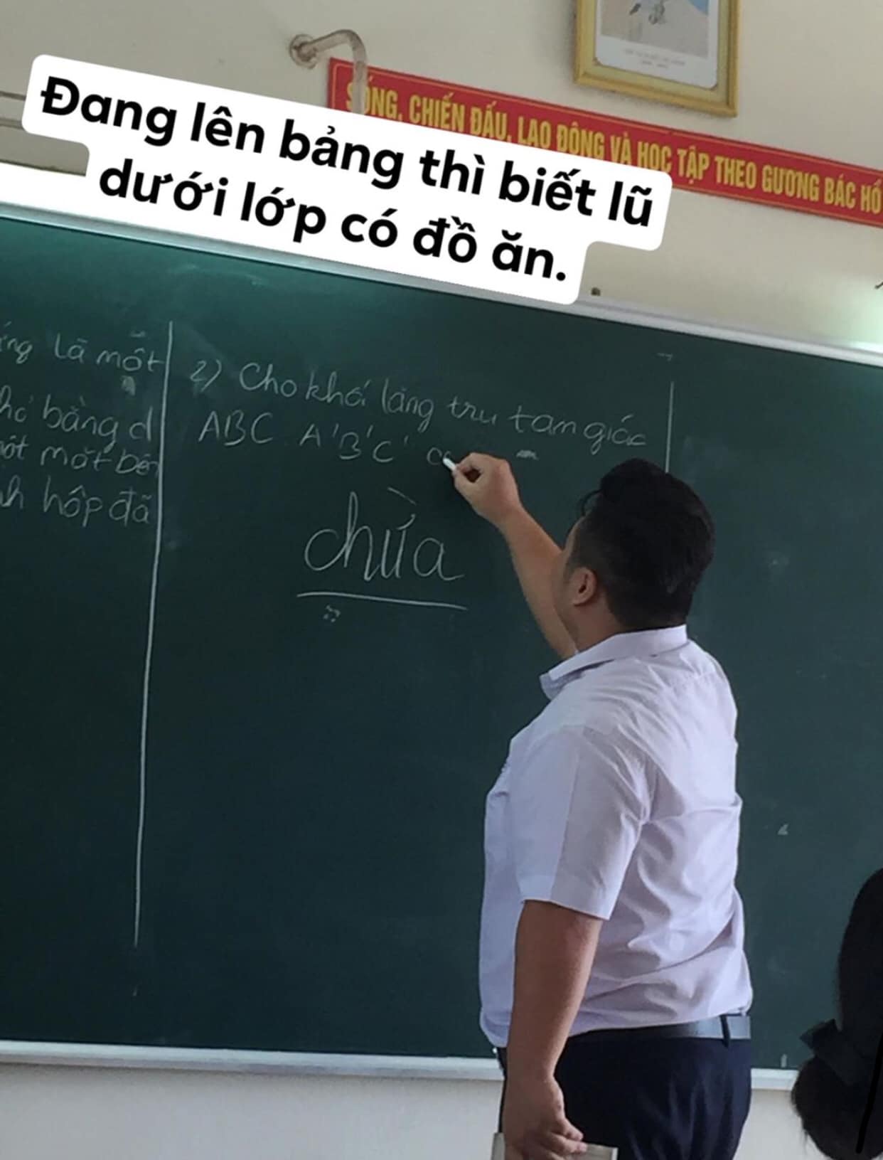 Lên bảng làm bài tập mà phát hiện nhóm bạn ở dưới có đồ ăn, &quot;chàng mập&quot; nhanh trí viết 1 từ lên bảng ai cũng phá ra cười - Ảnh 1.