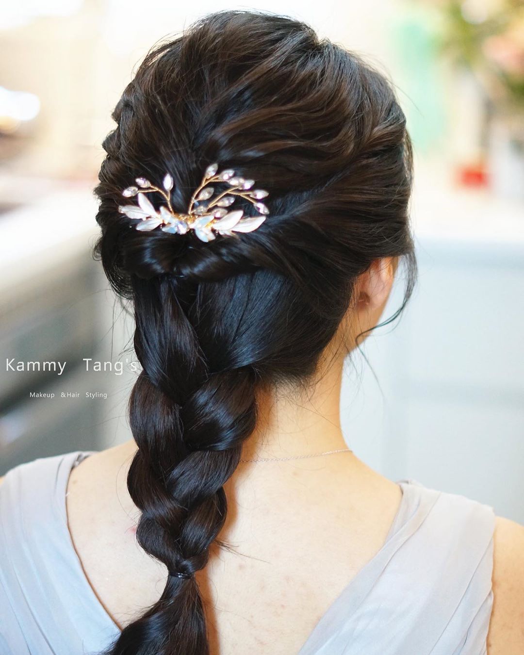 10 kiểu tóc đẹp hết nút giúp cô dâu tỏa sáng trong ngày cưới, đặc biệt là gợi ý búi tóc để tránh bị “dừ” - Ảnh 10.