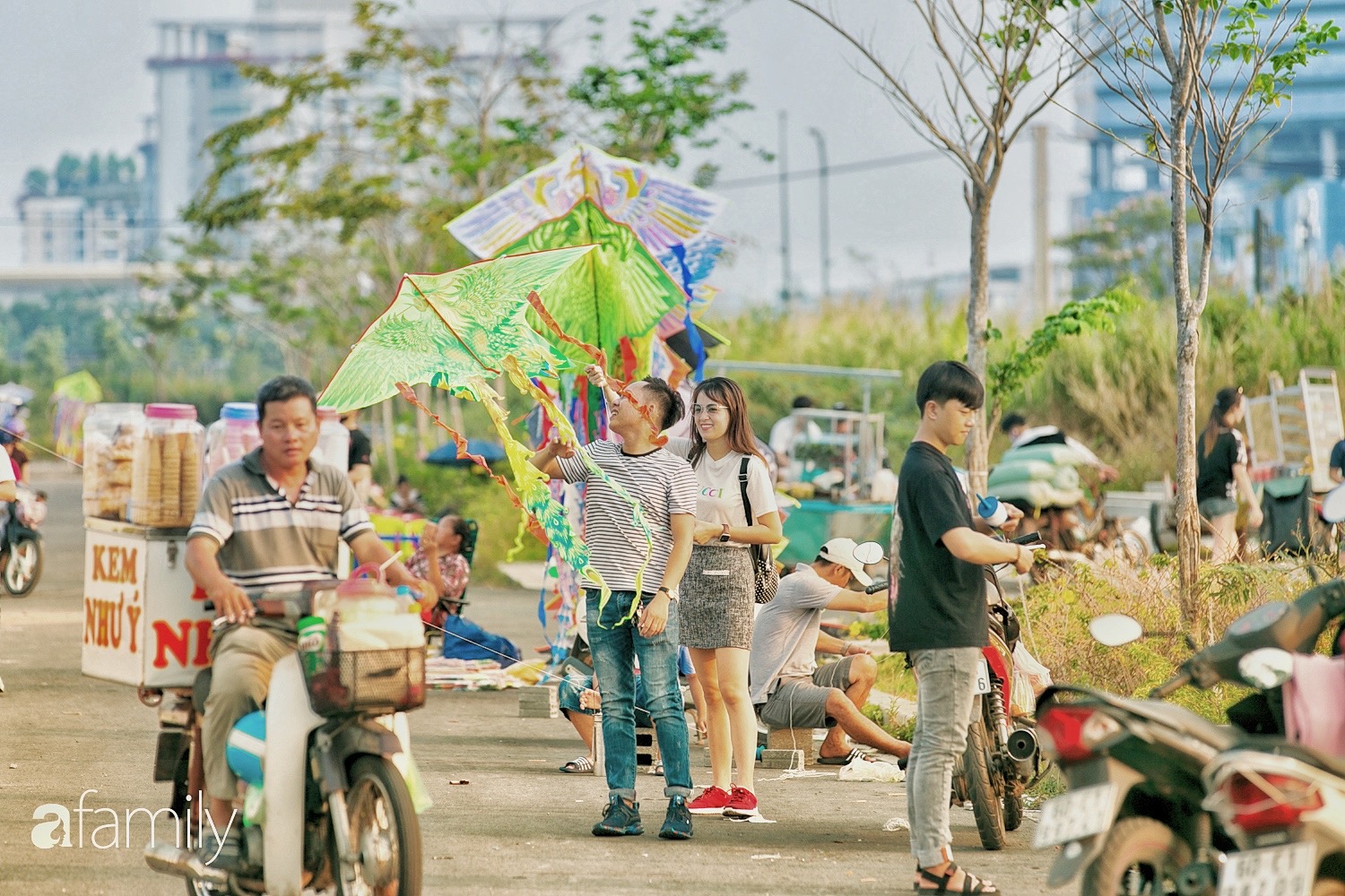 Chùm ảnh: Cánh đồng diều bay rợp trời hot nhất tại Sài Gòn, bất kể già trẻ, lớn bé ai cũng hăng say như trở về tuổi thơ - Ảnh 5.