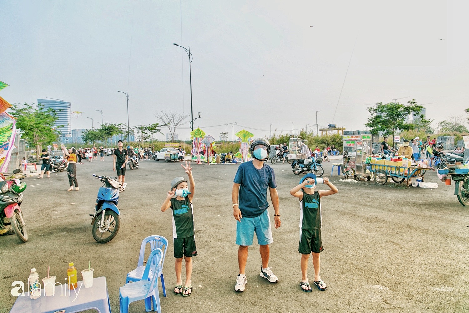 Chùm ảnh: Cánh đồng diều bay rợp trời hot nhất tại Sài Gòn, bất kể già trẻ, lớn bé ai cũng hăng say như trở về tuổi thơ - Ảnh 11.