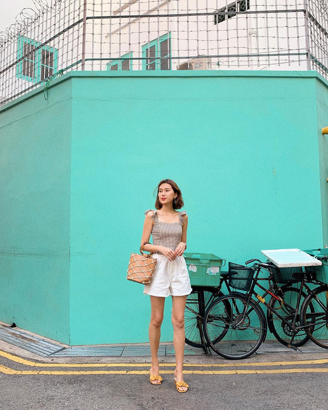 Item được lòng hội sành mốt nhất lúc này hẳn là guốc mũi vuông, diện lên vừa chơi vừa sang chảnh miễn bàn - Ảnh 7. Item được lòng hội sành mốt nhất lúc này hẳn là guốc mũi vuông, diện lên vừa chơi vừa sang chảnh miễn bàn - Ảnh 7.