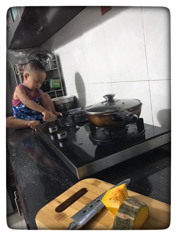 Bé trai 2 tuổi đi chợ nấu ăn tươm tất, tự ngủ lúc 7h tối và "ngốn" cả trăm cuốn sách nhờ phương pháp dạy khéo léo của mẹ trẻ ở Huế - Ảnh 3. Bé trai 2 tuổi đi chợ nấu ăn tươm tất, tự ngủ lúc 7h tối và "ngốn" cả trăm cuốn sách nhờ phương pháp dạy khéo léo của mẹ trẻ ở Huế - Ảnh 3.