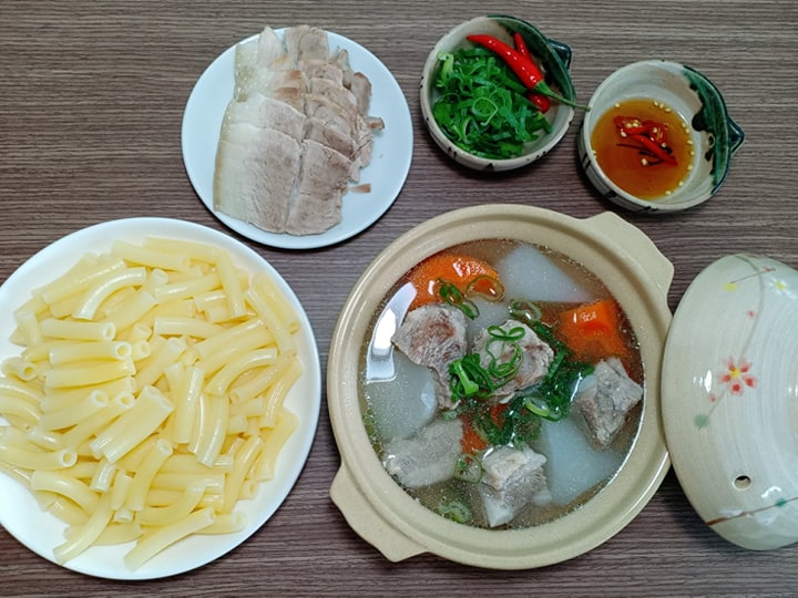 Bữa sáng cuối tuần có nui nấu sườn ăn ngon hết cỡ lại chẳng phải đi đâu - Ảnh 1.