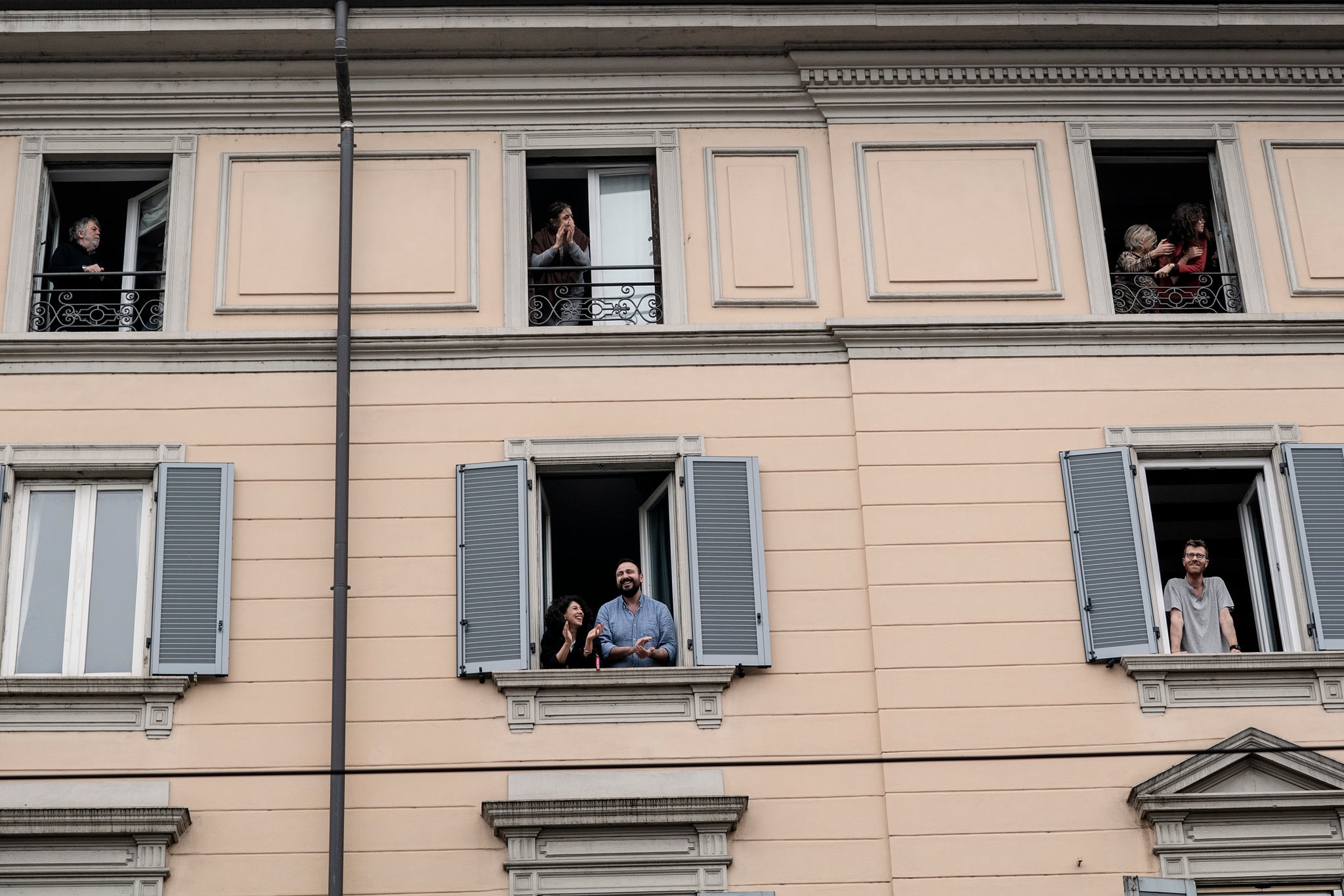 Khoảnh khắc ấm lòng: Người dân Ý rủ nhau ra ban công, mái nhà và ...
