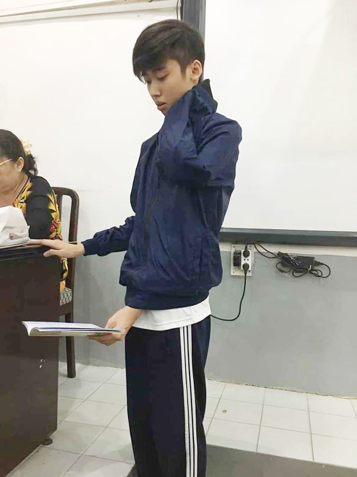 Bị c&ocirc; gi&aacute;o gọi l&ecirc;n kiểm tra miệng, nam sinh ung dung đọc thuộc b&agrave;i vanh v&aacute;ch nhờ chi tiết si&ecirc;u qu&aacute;i kh&ocirc;ng ngờ - Ảnh 1.