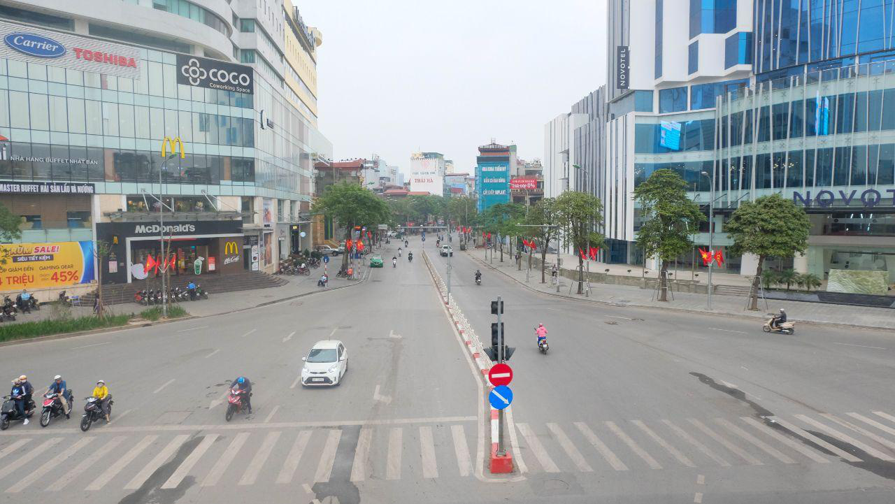 Ảnh: Phố phường Hà Nội vắng như Tết vì dịch Covid-19 - Ảnh 1.