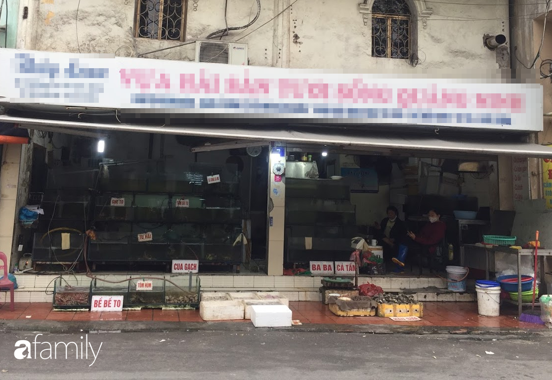 Mách lẻo cho hội chị em đoạn phố bán các loại hải sản Quảng Ninh vẫn còn nhảy &quot;tanh tách&quot; trong bể - Ảnh 2.