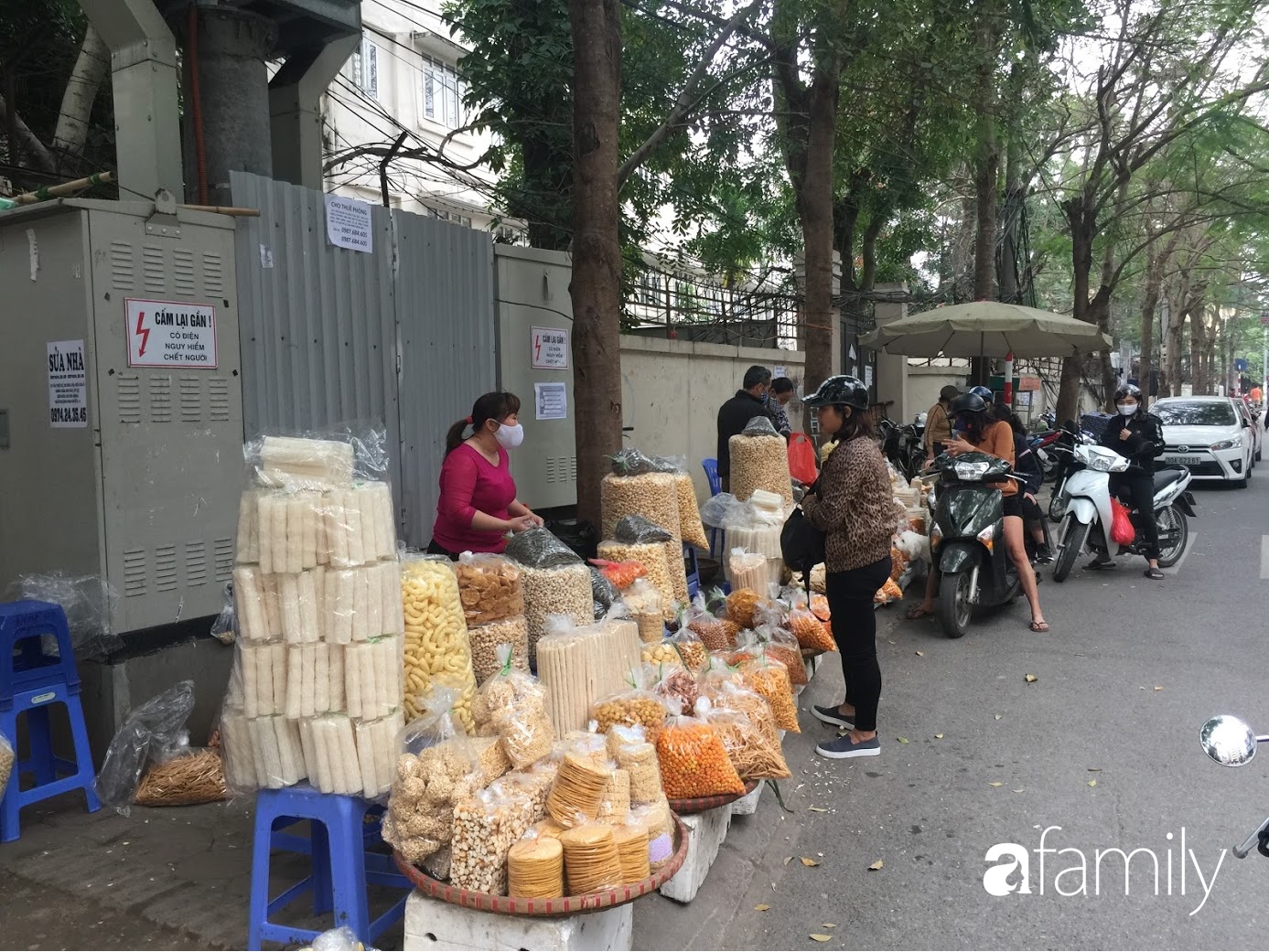 Giữa lòng thủ đô, muốn mua &quot;bánh kẹo tuổi thơ&quot; cả cân với giá siêu rẻ chị em ghé ngay đoạn phố này tha hồ lựa chọn - Ảnh 2.