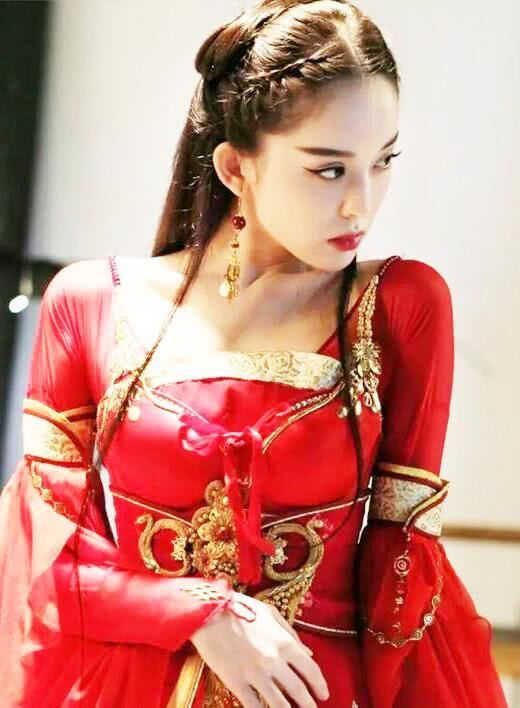 Váy đỏ rực rỡ nhất: Dương Mịch - Địch Lệ Nhiệt Ba - Triệu Lệ Dĩnh đẹp mê mẩn nhưng Angelababy mới là tiên nữ  - Ảnh 9.