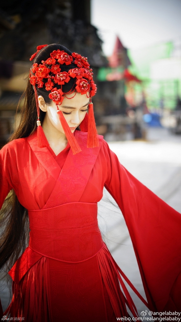 Váy đỏ rực rỡ nhất: Dương Mịch - Địch Lệ Nhiệt Ba - Triệu Lệ Dĩnh đẹp mê mẩn nhưng Angelababy mới là tiên nữ  - Ảnh 10.