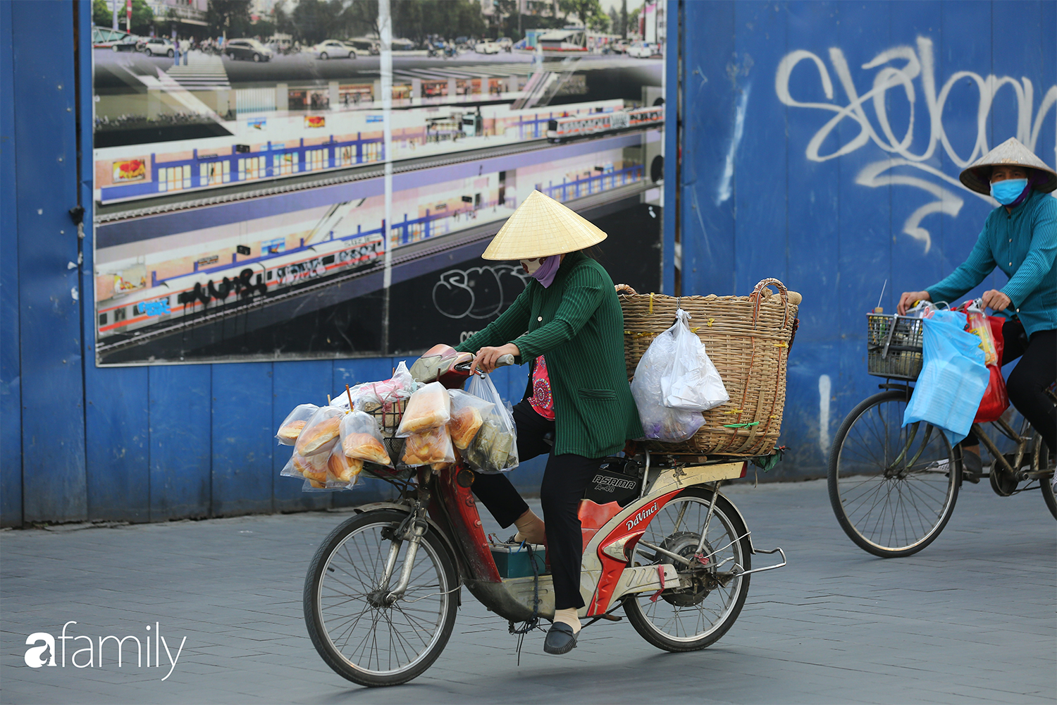 Sài Gòn ngày đầu áp dụng quy định mang khẩu trang nơi công cộng - Ai cũng đeo vì &quot;ngán Covid lắm&quot;, nhưng vẫn có nhiều người chẳng hiểu sao vẫn &quot;để mặt mũi trống không&quot; - Ảnh 3.