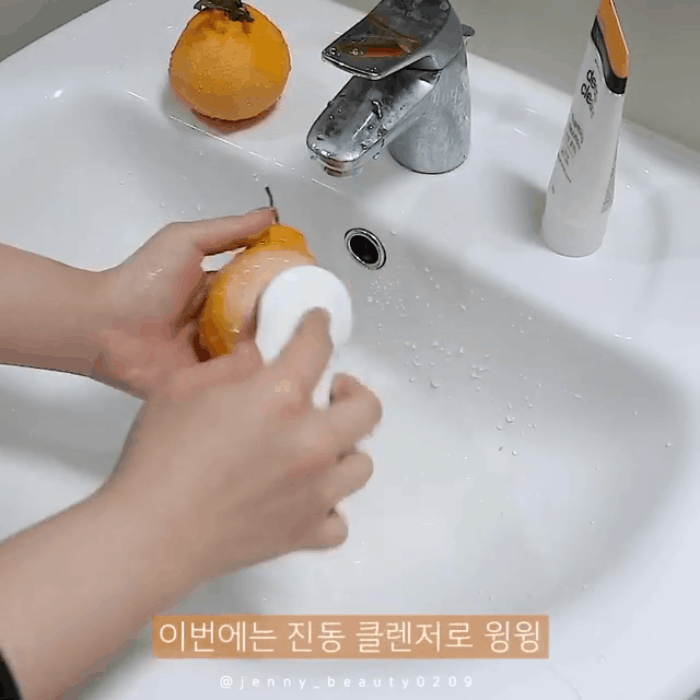 Thí nghiệm làm sạch bong tinh khiết vỏ cam sẽ khiến chị em muốn tậu ngay một chiếc máy rửa mặt để nâng cấp làn da - Ảnh 4.