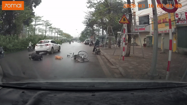 Tránh xe máy đi ngược chiều, người đàn ông đi xe đạp bị xế hộp hất văng xuống đường - Ảnh 2.