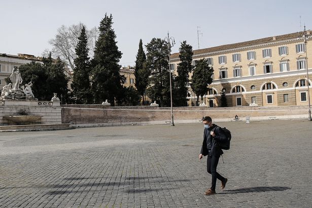 Hình ảnh cho thấy người dân Italy nghiêm chỉnh chấp hành &quot;quy tắc một mét&quot; để đầy lùi &quot;giặc&quot; Covid-19 - Ảnh 3.