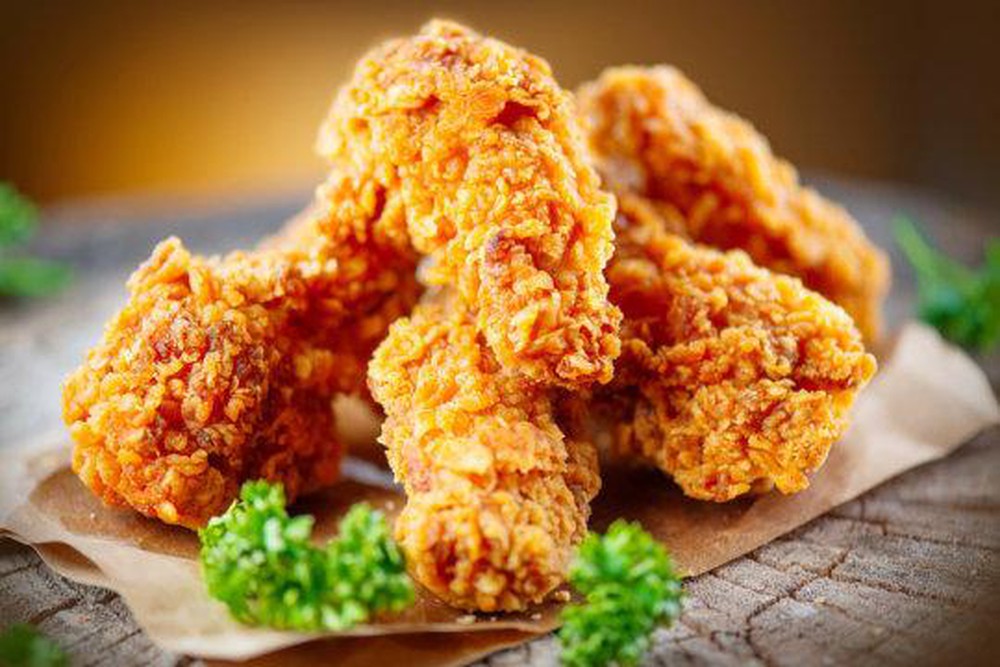 Dẫn con trai đi ăn gà KFC, bố &quot;hồn nhiên&quot; nói 1 câu khiến cậu bé lặng người, miệng ăn nghẹn đắng nơi cổ họng - Ảnh 2.