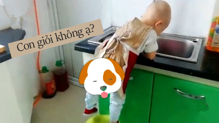 Em bé hơn 2 tuổi nổi như cồn vì biết làm bánh, rửa bát, giặt quần áo giúp mẹ trong lúc nghỉ học - Ảnh 1. Em bé 2 tuổi bỗng nổi tiếng trên mạng xã hội vì biết giúp mẹ nấu cơm trong lúc nghỉ học vì Covid-19 - Ảnh 1.