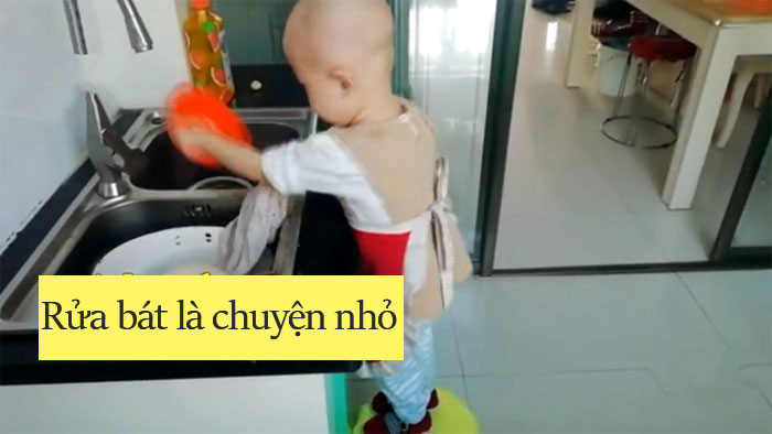 Em bé hơn 2 tuổi nổi như cồn vì biết làm bánh, rửa bát, giặt quần áo giúp mẹ trong lúc nghỉ học - Ảnh 2. Em bé 2 tuổi bỗng nổi tiếng trên mạng xã hội vì biết giúp mẹ nấu cơm trong lúc nghỉ học vì Covid-19 - Ảnh 2.