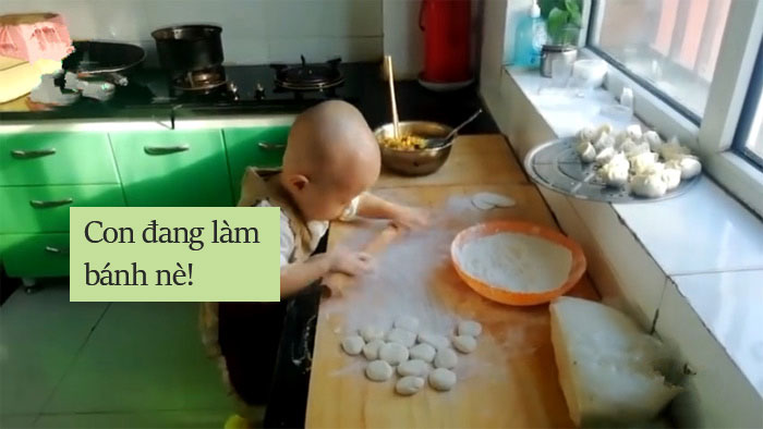 Em bé hơn 2 tuổi nổi như cồn vì biết làm bánh, rửa bát, giặt quần áo giúp mẹ trong lúc nghỉ học - Ảnh 3. Em bé 2 tuổi bỗng nổi tiếng trên mạng xã hội vì biết giúp mẹ nấu cơm trong lúc nghỉ học vì Covid-19 - Ảnh 3.