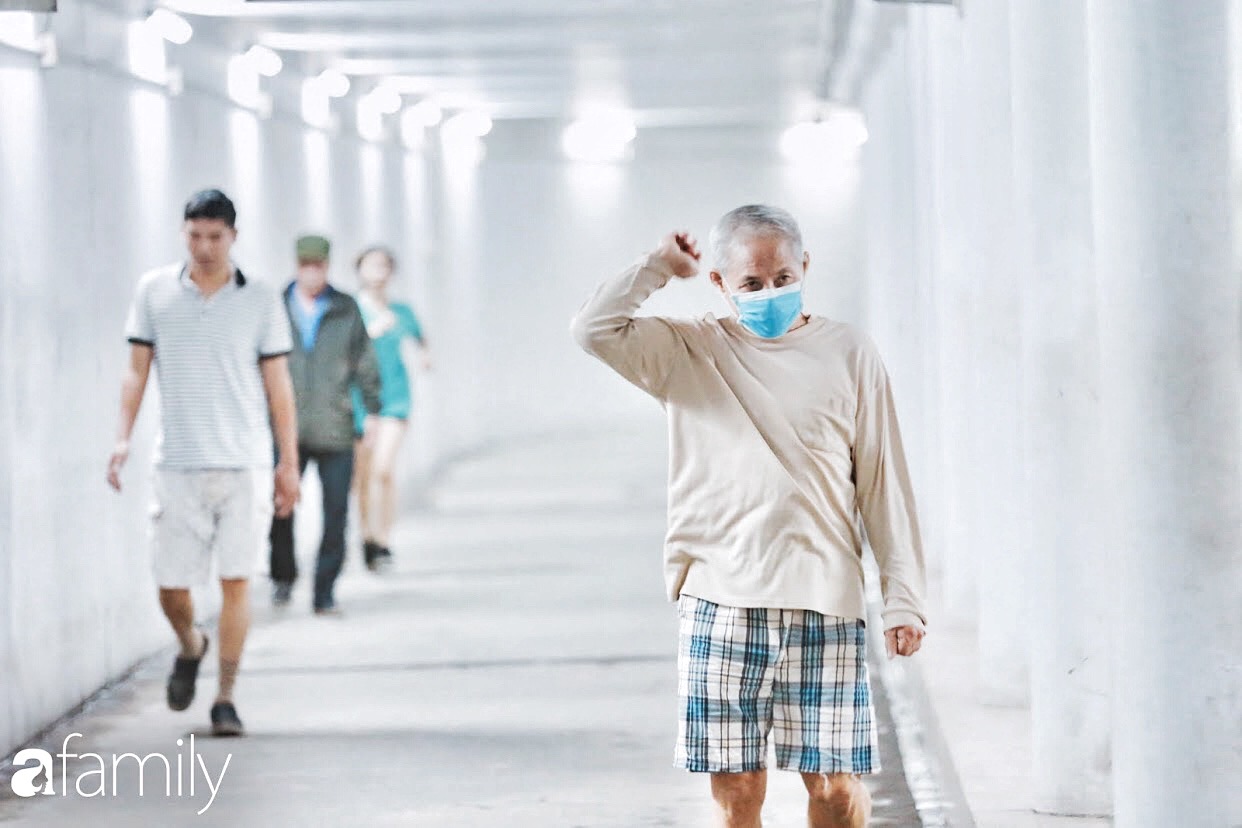 Kỳ lạ giữa Hà Nội mùa dịch: Trên đường vắng tanh, già trẻ, lớn bé rủ nhau xuống hầm tập thể thao nâng cao sức khỏe - Ảnh 9.