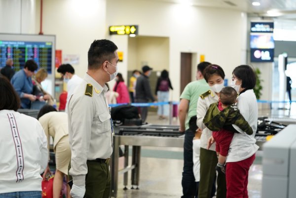 Việt Nam tạm dừng cấp thị thực cho người nước ngoài từ trong khoảng 30 ngày - Ảnh 1.