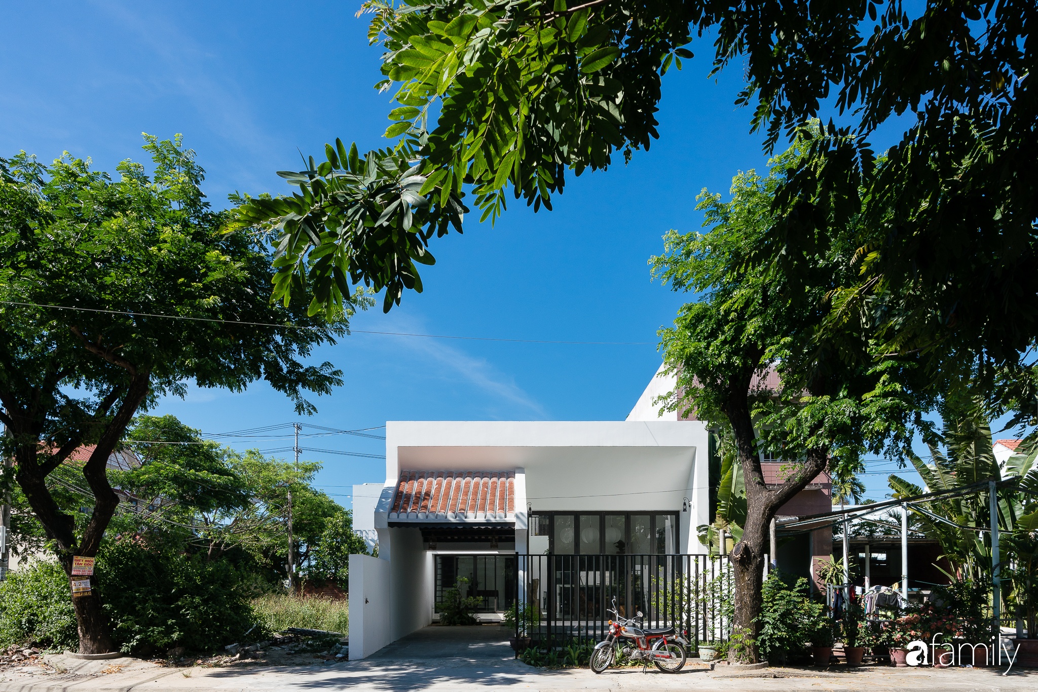 Ngôi nhà 2 tầng được thiết kế theo phong cách nhà cổ Hội An đẹp bình yên dưới bóng cây xanh - Ảnh 4.