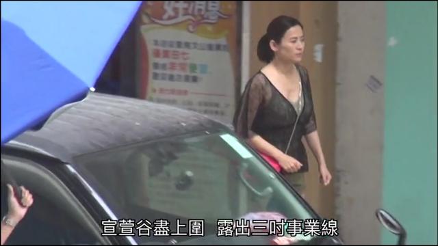 &quot;Lực lượng phản ứng 2020&quot; của TVB: Tuyên Huyên 50 tuổi vẫn mặc quần tất ren làm &quot;gái đứng đường&quot; gợi cảm - Ảnh 7.