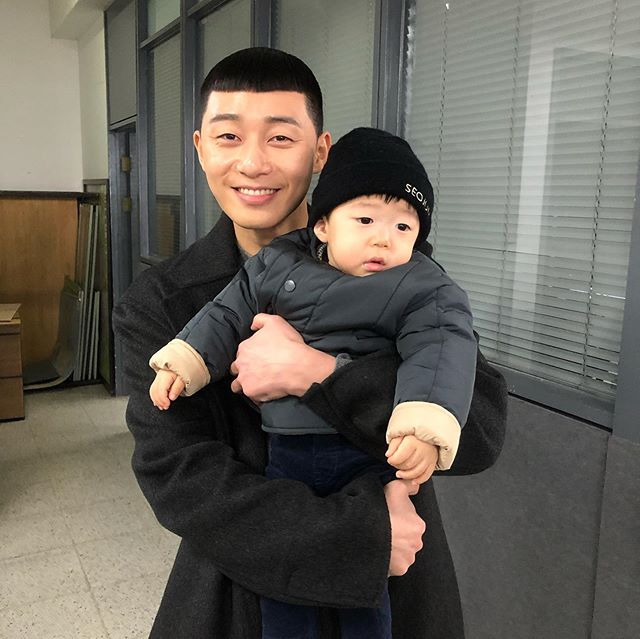 &quot;Itaewon Class&quot;: ParK Seo Joon - Kim Da Mi bất ngờ ôm con nhỏ, ông chủ DanBam sẽ có quý tử nối dõi? - Ảnh 2.