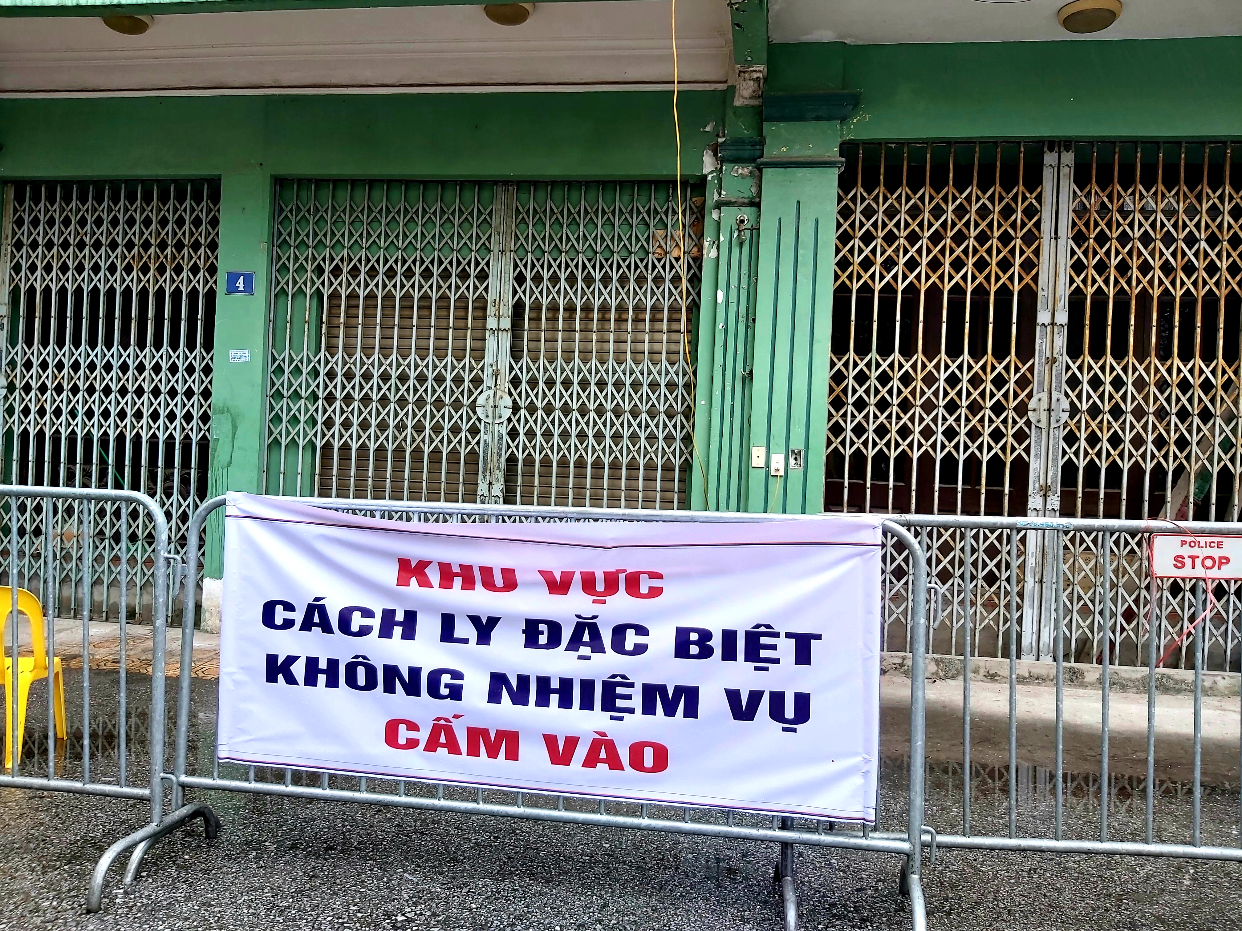 Người dân sinh sống quanh khu vực cách ly tại đường Nguyễn Văn Cừ vẫn lạc quan: 