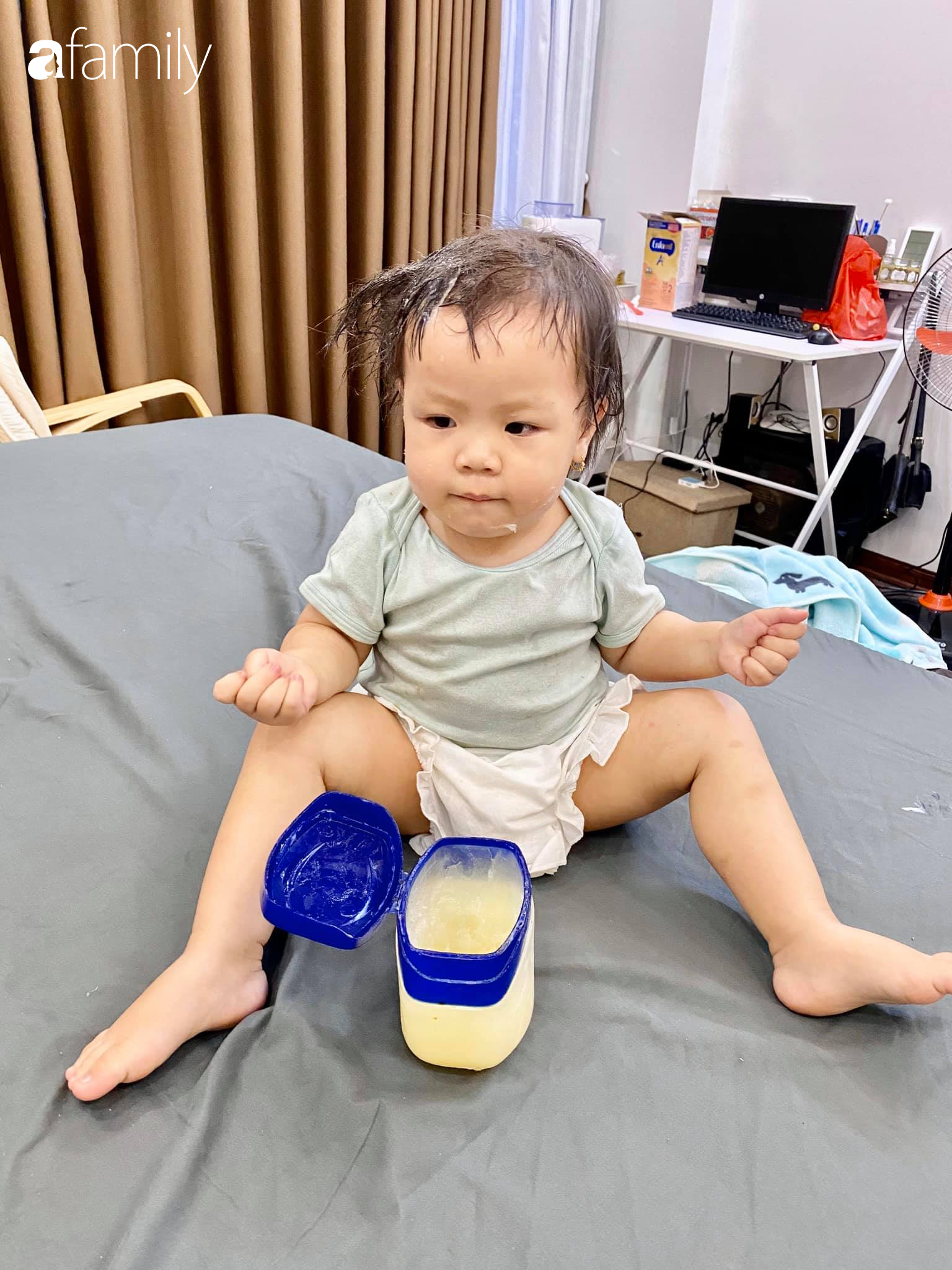 B&eacute; g&aacute;i nghịch ngợm lấy vaseline b&ocirc;i đầy t&oacute;c, mẹ h&igrave; hục gội đầu 3 lần vẫn bết nhưng bố chỉ xoa một thứ l&ecirc;n đầu con l&agrave; sạch trơn - Ảnh 3.