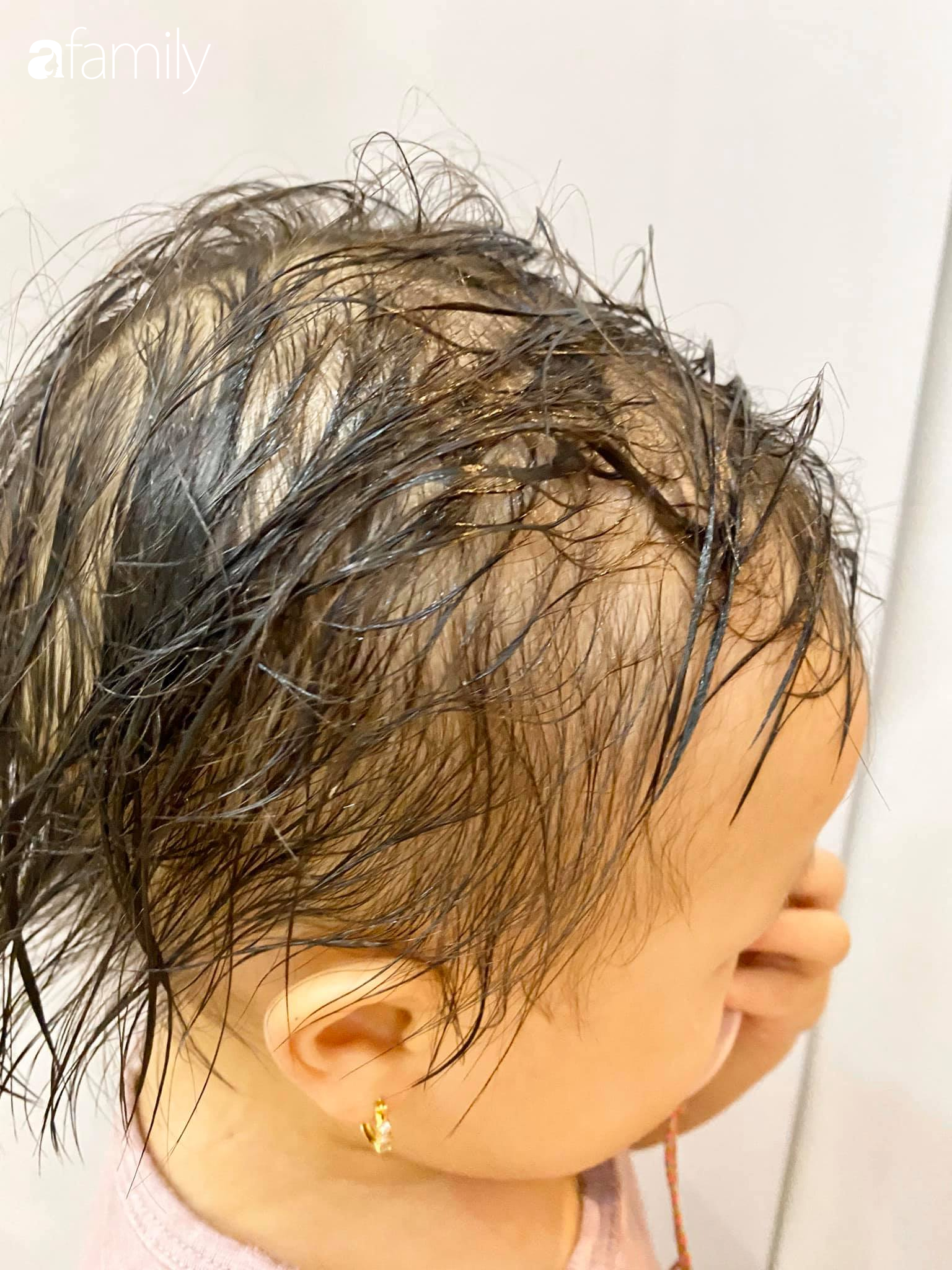 B&eacute; g&aacute;i nghịch ngợm lấy vaseline b&ocirc;i đầy t&oacute;c, mẹ h&igrave; hục gội đầu 3 lần vẫn bết nhưng bố chỉ xoa một thứ l&ecirc;n đầu con l&agrave; sạch trơn - Ảnh 4.