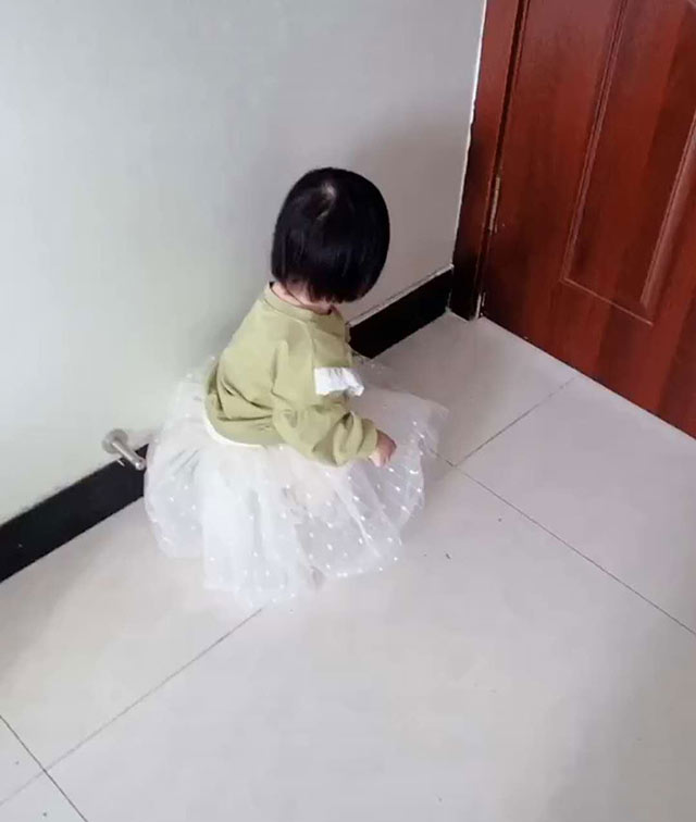 Con gái nhỏ vô tình tìm được bí mật bố giấu trong nhà khiến bố chết đứng như Từ Hải - Ảnh 1. Con gái nhỏ vô tình tìm được bí mật bố giấu trong nhà khiến bố chết đứng như Từ Hải - Ảnh 1.