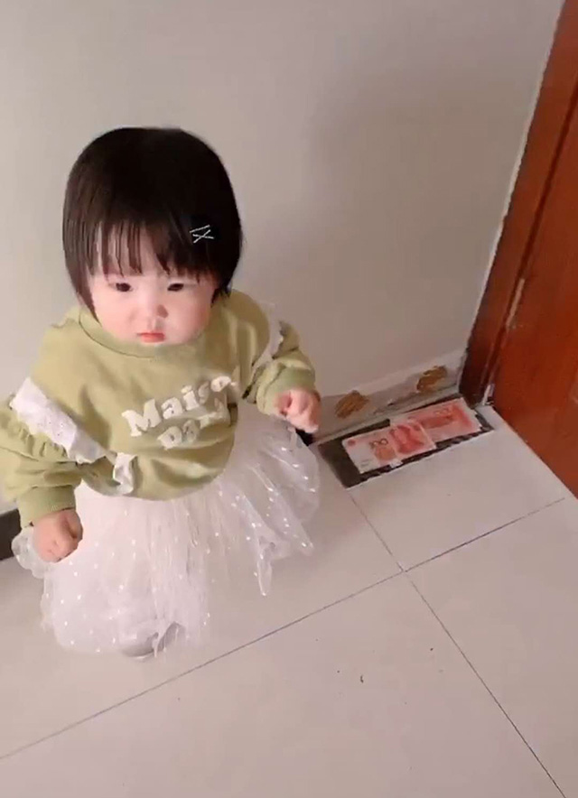 Con gái nhỏ vô tình tìm được bí mật bố giấu trong nhà khiến bố chết đứng như Từ Hải - Ảnh 3. Con gái nhỏ vô tình tìm được bí mật bố giấu trong nhà khiến bố chết đứng như Từ Hải - Ảnh 3.