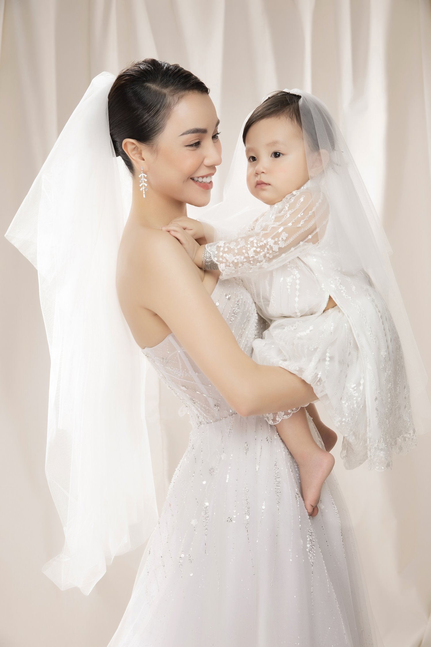 Trà Ngọc Hằng là biểu tượng sắc đẹp và phong cách thời trang của Việt Nam và được yêu mến bởi nhiều khán giả. Hãy thưởng thức bức ảnh chụp cưới của cô để cảm nhận sự tinh tế và sang trọng của một ngày trọng đại.