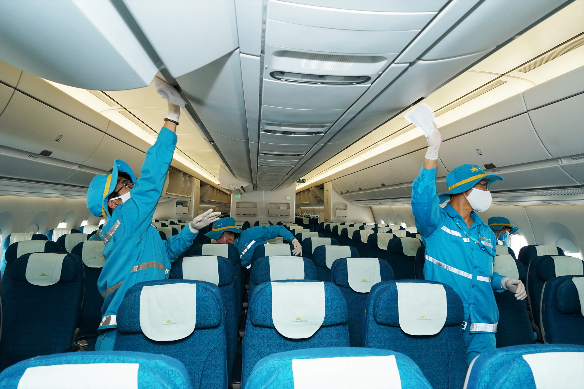 Cận cảnh quy trình vệ sinh khử trùng tàu bay nội địa của Vietnam Airlines - Ảnh 1.
