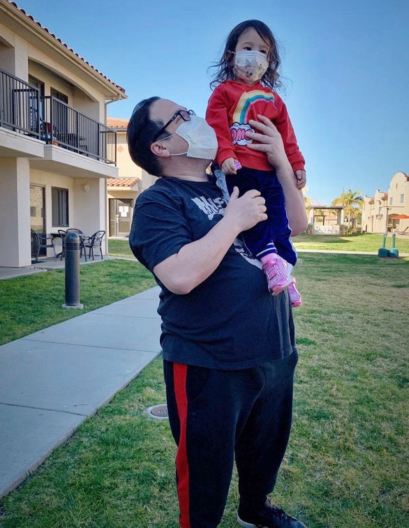 Mỹ: Sau khi sơ tán, trở về quê hương cách ly dịch Covid-19, hai cha con tá hỏa với hóa đơn y tế hơn 90 triệu, phải cầu cứu cộng đồng - Ảnh 1.