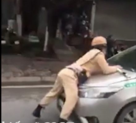 cảnh sát bị hát lên nắp ca pô cảnh sát bị hát lên nắp ca pô