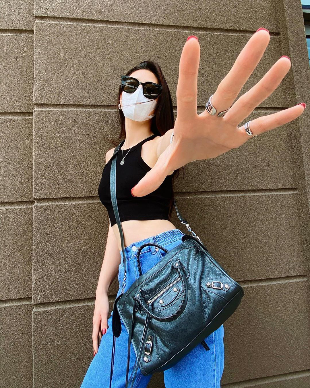 Bóc giá túi hiệu được mỹ nhân V-biz mix cùng đồ bảo hộ chống corona: Chi Pu, Hari Won đặc biệt gây chú ý - Ảnh 5.