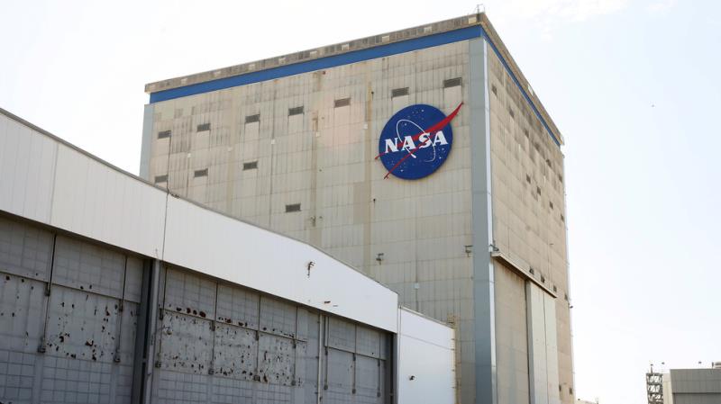 Kỹ sư nhiễm virus corona, NASA đóng cửa cơ sở thử nghiệm, lắp ghép tên lửa - Ảnh 1.