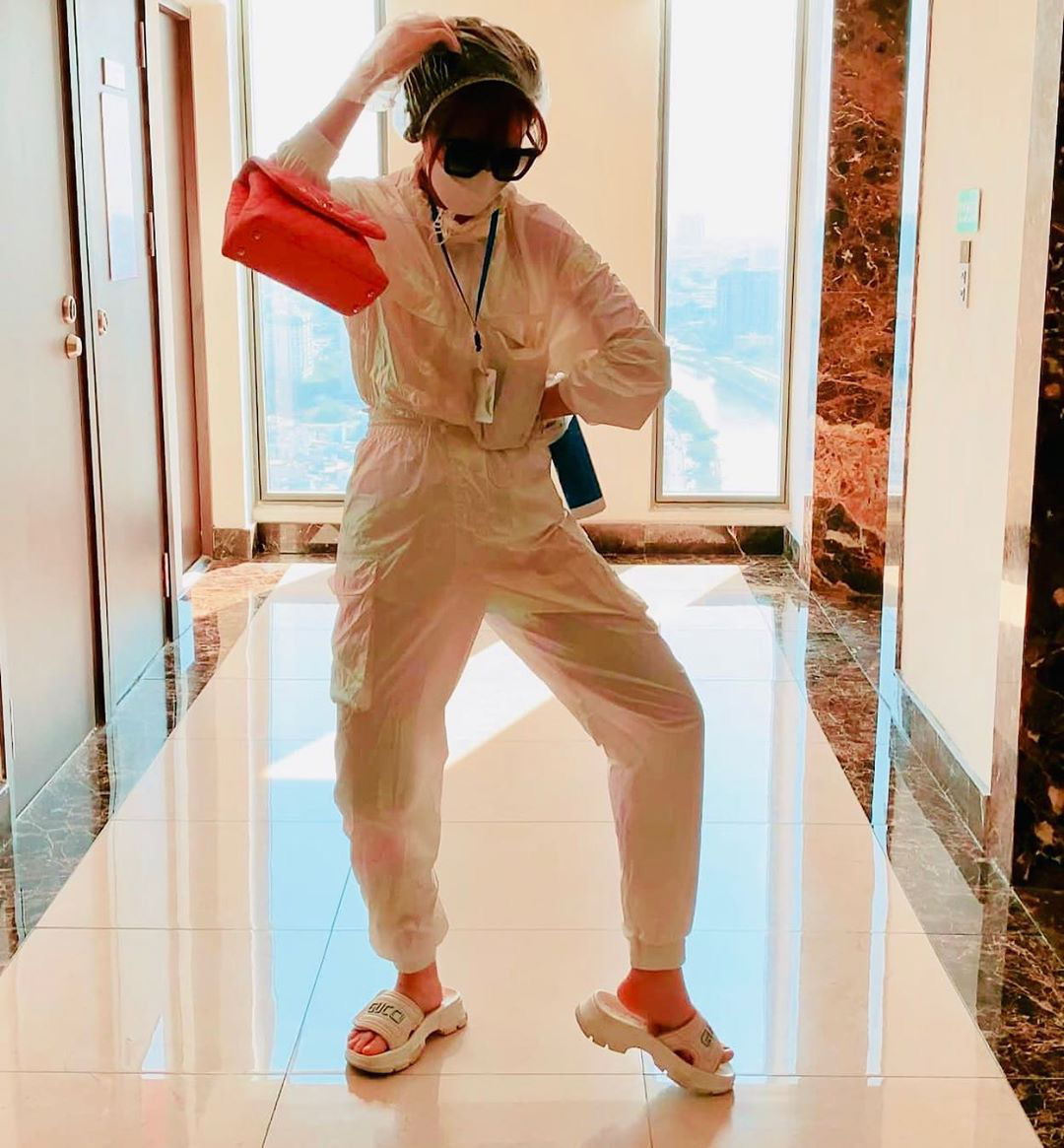 Bóc giá túi hiệu được mỹ nhân V-biz mix cùng đồ bảo hộ chống corona: Chi Pu, Hari Won đặc biệt gây chú ý - Ảnh 3.