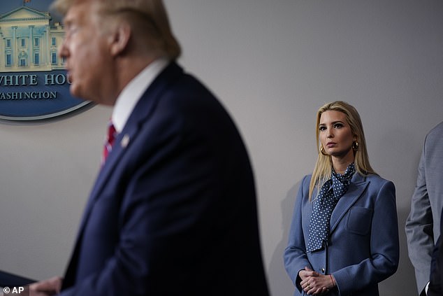 Sau thời gian làm việc tại nhà, &quot;nữ thần&quot; Ivanka Trump công bố kết quả xét nghiệm Covid-19 và xuất hiện với vẻ ngoài khác lạ - Ảnh 4.