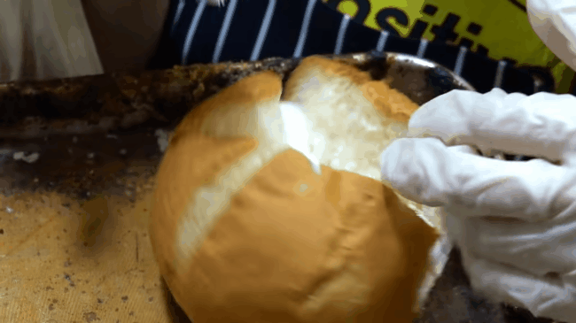 Ngắm cận cảnh quá trình làm ra chiếc bánh mì sốt bơ tỏi nhân phô mai - 