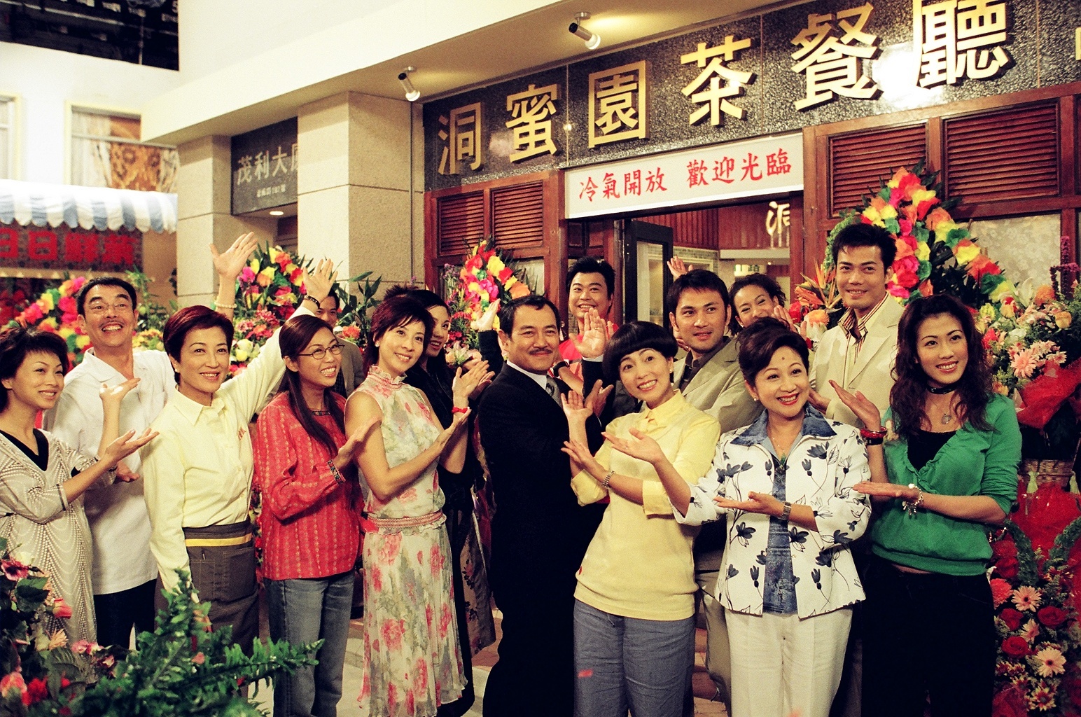 "Gia đình vui vẻ" của TVB: Lâm Văn Long lấy vợ lúc đóng phim, Liêu Bích Nhi gây tiếc nuối vì gọt mặt, bỏ rơi chồng Dương Mịch - Ảnh 2.