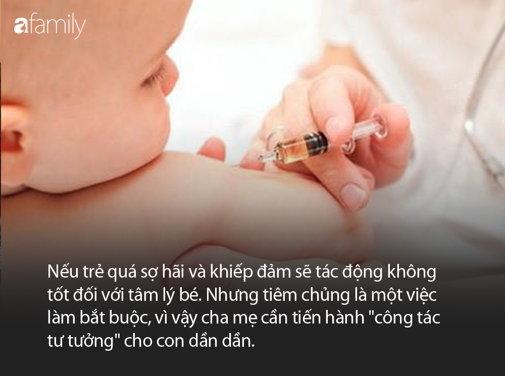 Em bé đi tiêm nhìn cô y tá với ánh mắt &quot;hình viên đạn&quot; khiến ai nấy bật cười vì quá đáng yêu  - Ảnh 3.