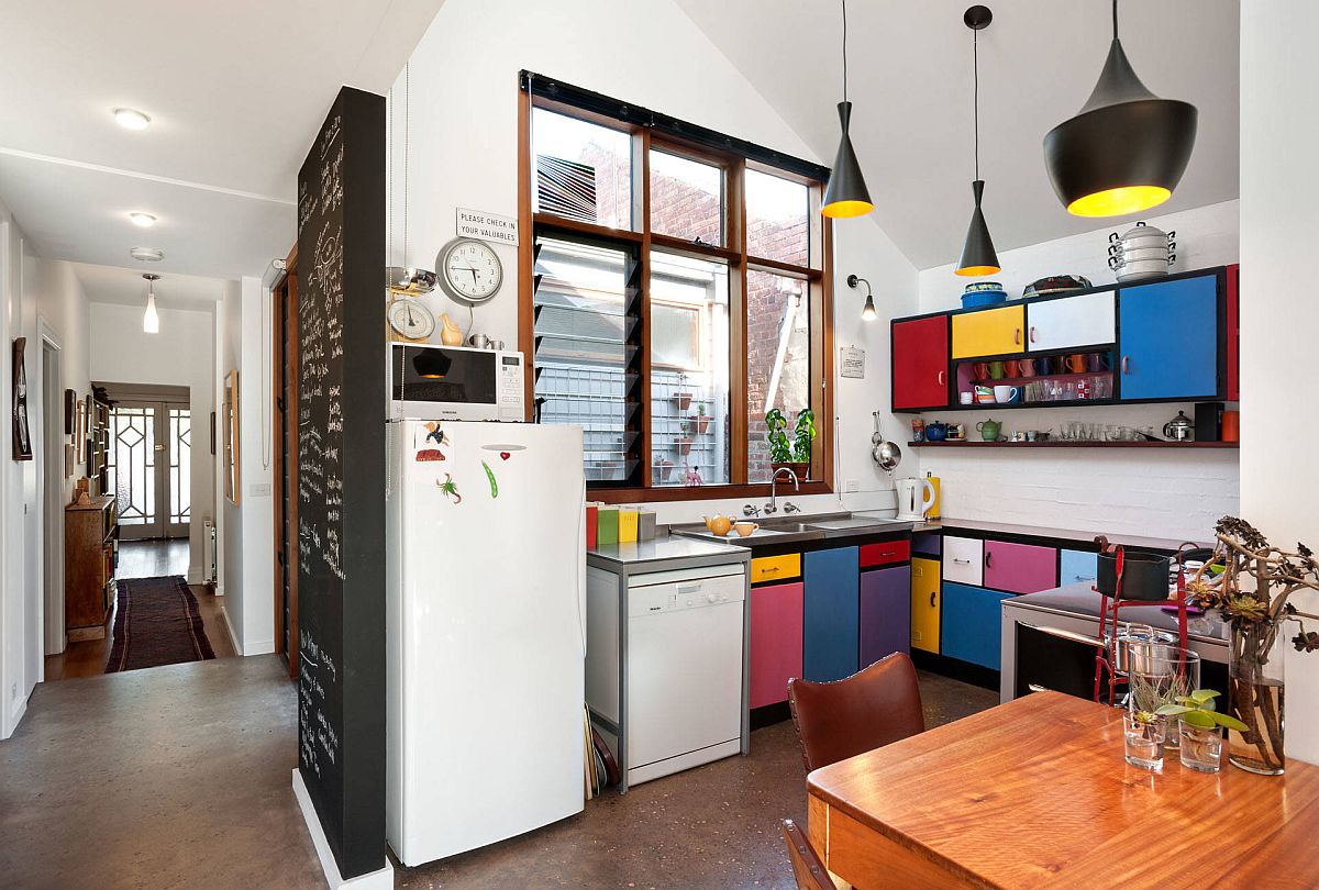 Hình ảnh thiết kế bếp nhỏ sẽ khiến bạn cảm thấy như được đưa vào một ngôi nhà nhỏ xinh tràn ngập ánh sáng tự nhiên. Với những ý tưởng thiết kế thông minh và tiện nghi, bếp nhỏ này sẽ giúp bạn tiết kiệm không gian mà vẫn đảm bảo cho không gian sống của bạn trở nên đẹp và hiện đại.