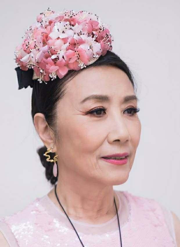 Nhất Tỷ TVB - Uông Minh Thuyên 72 tuổi vẫn ăn mặc giống Jennie (BLACKPINK), bị chê cười vì trẻ hóa quá đà  - Ảnh 6.
